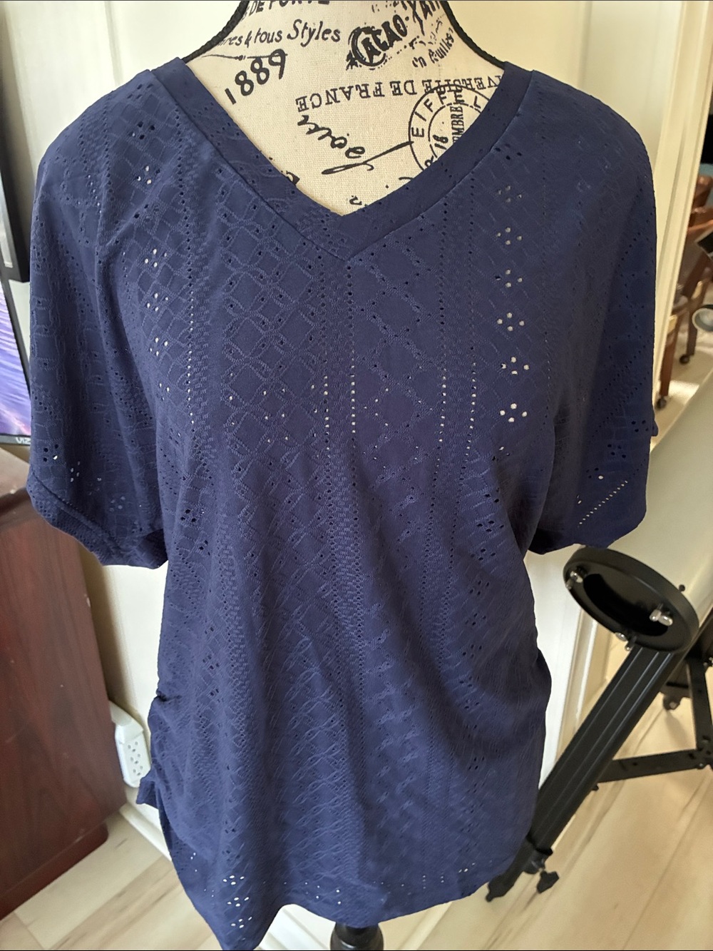 Women’s Navy Eyelet V-Neck Top XL nwt